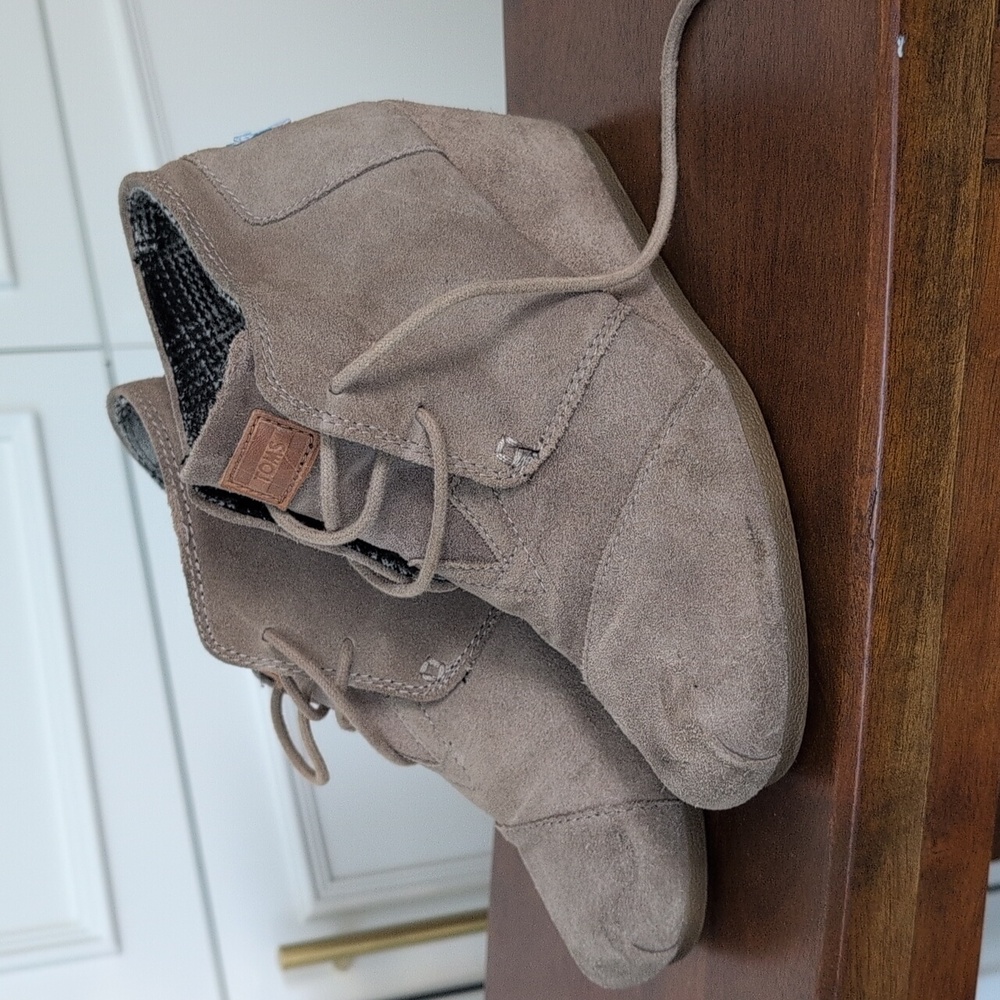TOMS Women's Tan Suede Wedge Lace Up Shoes Size 6